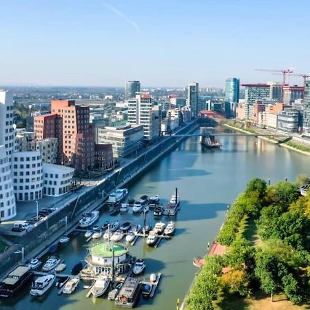 - Chilliges Zimmer In Dusseldorf Mit Balkon & Kuche; Big Tv And Bed - Exterior photo