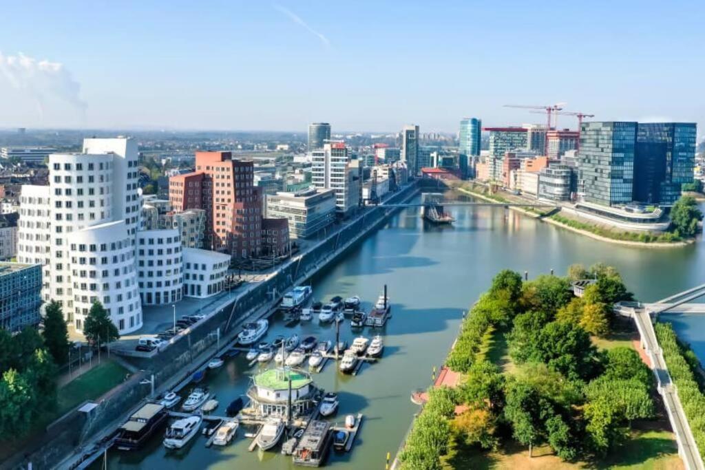 - Chilliges Zimmer In Dusseldorf Mit Balkon & Kuche; Big Tv And Bed - Exterior photo