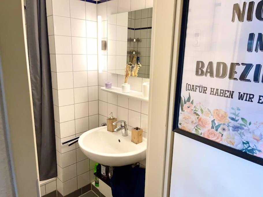 - Chilliges Zimmer In Dusseldorf Mit Balkon & Kuche; Big Tv And Bed - Exterior photo