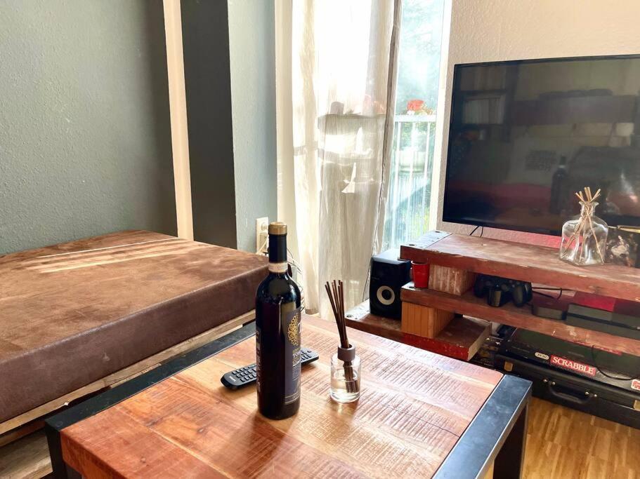 - Chilliges Zimmer In Dusseldorf Mit Balkon & Kuche; Big Tv And Bed - Exterior photo